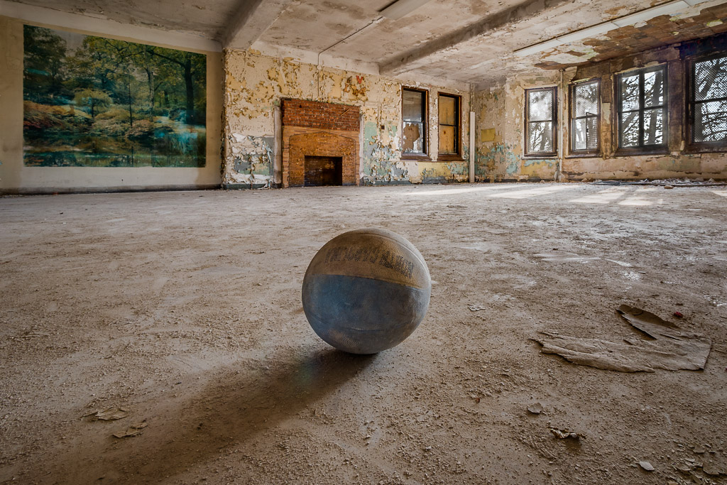 I made a very early morning visit to what was once one of the largest mental hospitals in the United States -- or even the world.

It's been shut down for decades but it still stands -- a monument to mental illness stretching back to the 19th century.

To enter it you must travel long distances underground through abandoned steam tunnels which I did alone and that was a little scary -- but it was worth it.


Please visit the <a href=