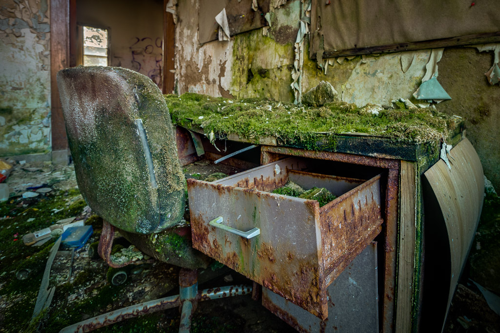 I made a very early morning visit to what was once one of the largest mental hospitals in the United States -- or even the world.

It's been shut down for decades but it still stands -- a monument to mental illness stretching back to the 19th century.

To enter it you must travel long distances underground through abandoned steam tunnels which I did alone and that was a little scary -- but it was worth it.


Please visit the <a href=