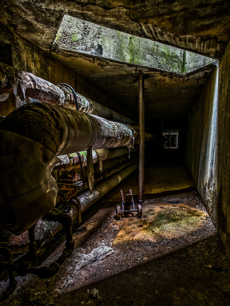 Bit of a return to Embersville.... more documentary than art today, but that's okay too.  I kept low mostly, and played tunnel rat in the miles of steam and staff tunnels.

home: http://www.entropicremnants.com
blog: http://blog.entropicremnants.com