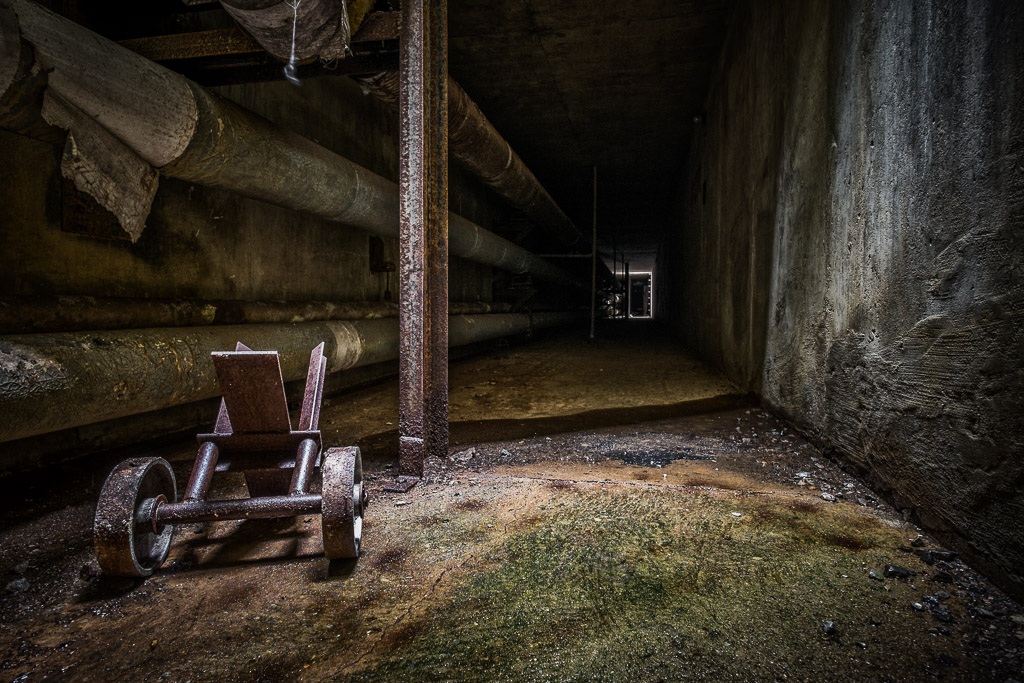 Bit of a return to Embersville.... more documentary than art today, but that's okay too.  I kept low mostly, and played tunnel rat in the miles of steam and staff tunnels.

home: http://www.entropicremnants.com
blog: http://blog.entropicremnants.com