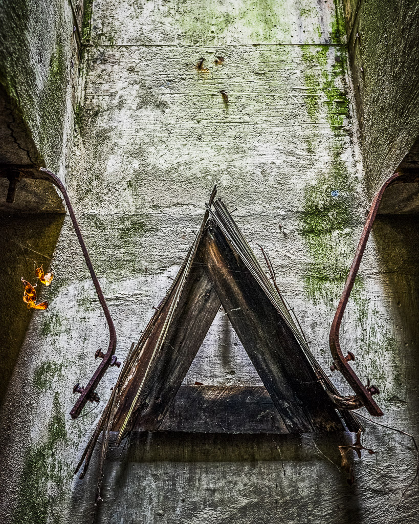 Bit of a return to Embersville.... more documentary than art today, but that's okay too.  I kept low mostly, and played tunnel rat in the miles of steam and staff tunnels.

home: http://www.entropicremnants.com
blog: http://blog.entropicremnants.com